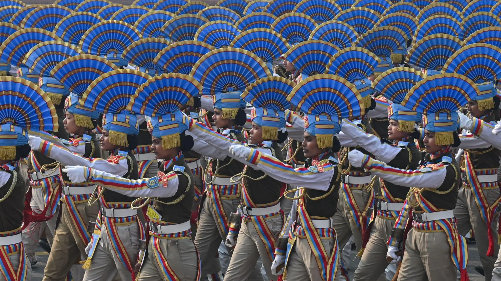 Polizistinnen mit traditionellen Kopfbedeckungen proben in Neu-Delhi eine Parade für den bevorstehenden Tag der Republik. (Foto: Kabir Jhangiani/ZUMA Press Wire/dpa)