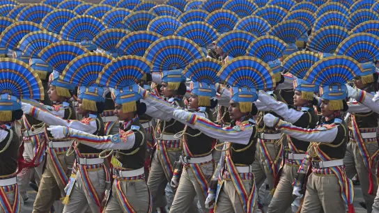 Polizistinnen mit traditionellen Kopfbedeckungen proben in Neu-Delhi eine Parade für den bevorstehenden Tag der Republik. (Foto: Kabir Jhangiani/ZUMA Press Wire/dpa)