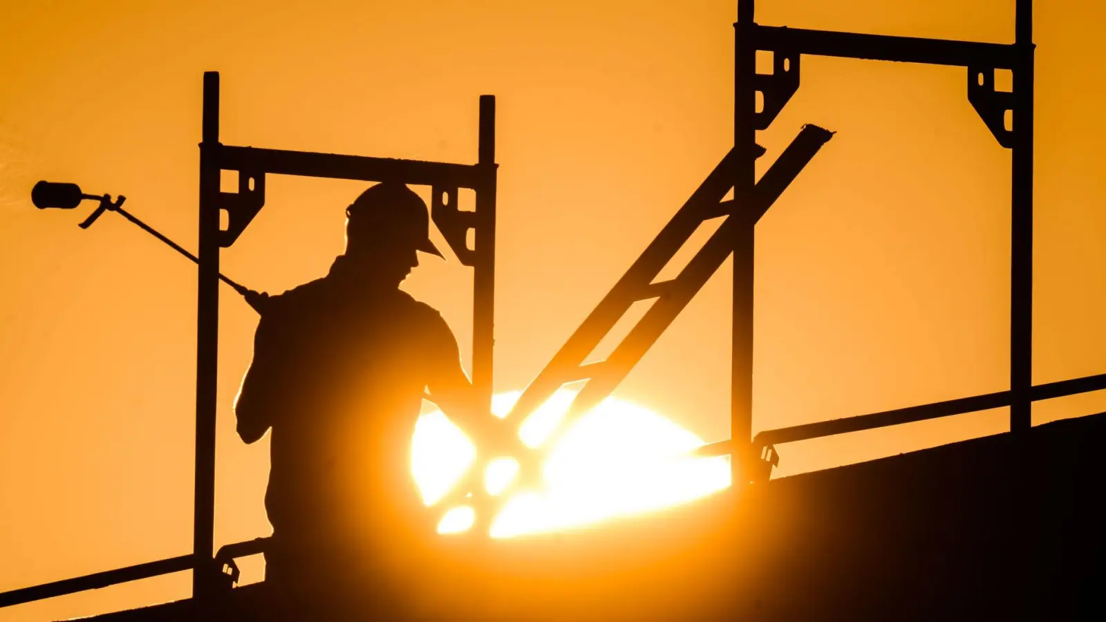 In der prallen Sonne besonders exponiert: Arbeiter auf dem Bau (Archivbild) (Foto: Julian Stratenschulte/dpa)