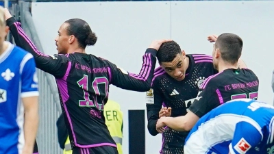 Bayern-Star Jamal Musiala (M.) lässt sich nach seinem ersten Treffer feiern. (Foto: Uwe Anspach/dpa)