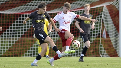 Louis Hirschmann (weißes Trikot) ist beim TSC für die Startelf nominiert. (Foto: Martin Rügner)