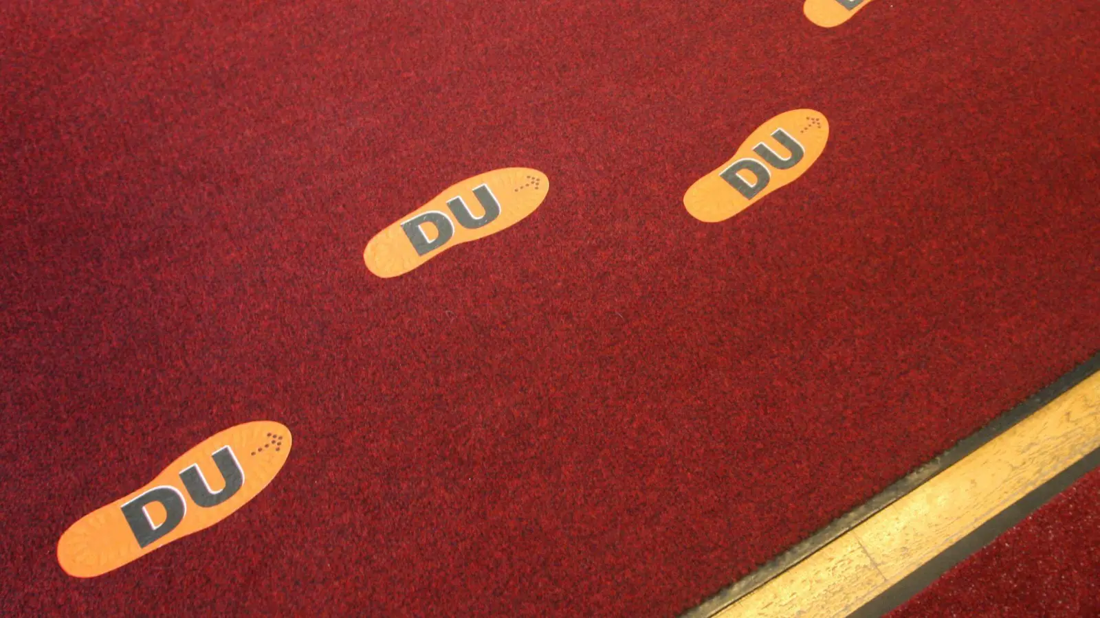 Zum „Du“ geht&#39;s hier lang: Viele Firmen werben inzwischen mit flachen Hierarchien. (Foto: Karl-Josef Hildenbrand/dpa/dpa-tmn)