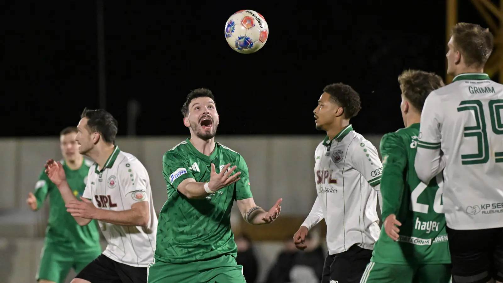 Er ahnt, was gleich passiert und freut sich darauf: Der Ansbacher Patrick Kroiß jubelt über den gepfiffenen Elfmeter im Spiel gegen Eichstätt, die Gegenspieler sind entsetzt (links Lucas Schraufstetter, rechts Alexander Beusch). (Foto: Martin Rügner)