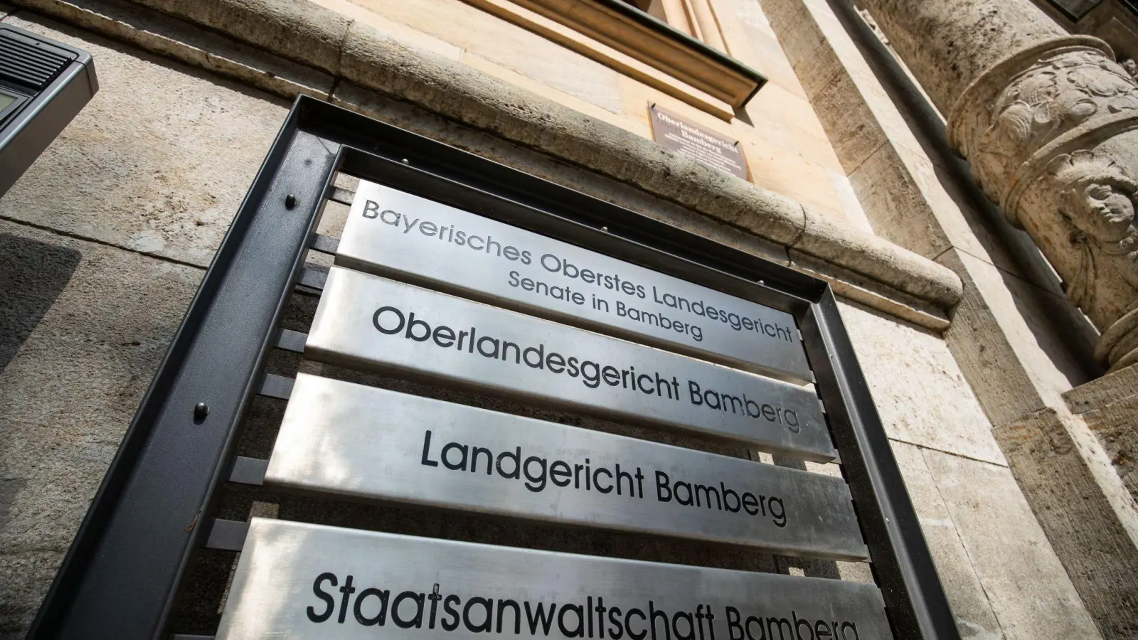 „Bayerisches Oberstes Landgericht“, „Oberlandesgericht Bamberg“, „Landgericht Bamberg“ und „Staatsanwaltschaft Bamberg“ steht auf Schildern am Eingang am Landgericht Bamberg. (Foto: Daniel Karmann/dpa)