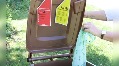 Auch Müllbeutel aus Bio-Kunststoff gehören zu den Störstoffen die nicht in der Biomülltonne entsorgt werden. Bei zu vielen Störstoffen im Biomüll droht ab sofort eine Nichtleerung.<br>Symbolbild braune Tonne Biotonne Kontrolle Biomüllbeutel Fehler falsche Befüllung Mülltonne Müllwesen Abfallwirtschaft (Foto: Susanne Schwab)