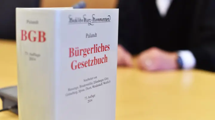 Im Streit um den Weg über eine Parzelle hat ein Gericht in der Pfalz die Klage eines Ehepaars abgewiesen. (Foto: Uli Deck/dpa)
