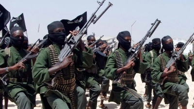 Die islamistische Terrorgruppe Al-Shabaab bekannte sich zu den jüngsten Anschlägen in Somalias Hauptstadt Mogadishu. (Foto: Farah Abdi Warsameh/AP/dpa)