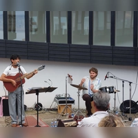 Alessandro Mega (links) und Jonas Schmidt hatten ein reichhaltiges musikalisches Programm zur Italienischen Nacht im Limeseum mitgebracht. (Foto: Jürgen Eisen)