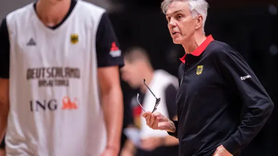 Bundestrainer Gordon Herbert verfolgt das Training der Basketball-Nationalmannschaft. (Foto: Marius Becker/dpa)