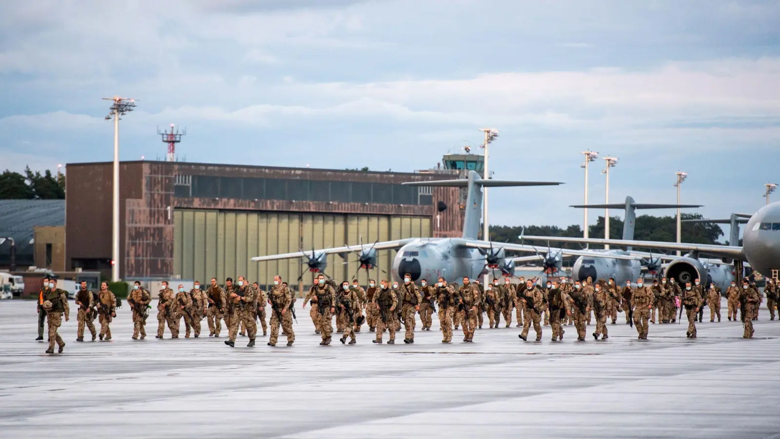 Soldaten steigen auf dem niedersächsischen Stützpunkt Wunstorf aus Flugzeugen der Bundeswehr. (Foto: Daniel Reinhardt/dpa)