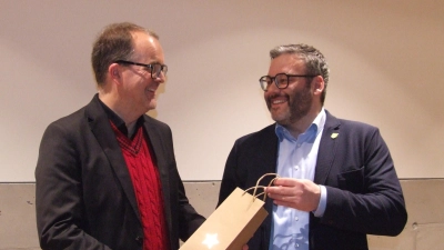 Ehrengast beim Jahresempfang des SPD-Ortsvereins Feuchtwangen war Markus Rinderspacher (links). Nach seinem Vortrag bekam der Vizepräsident des Bayerischen Landtags vom Ortsvorsitzenden Hans Heinrich Unger ein kleines Geschenk überreicht.  (Foto: Jasmin Kiendl)