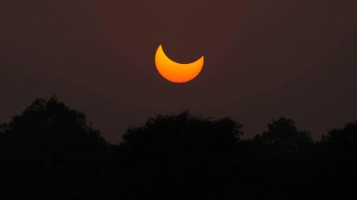 Am 12. August schiebt sich der Mond über Deutschland teilweise vor die Sonne. In Rothenburg können Neugierige die Teilsonnenfinsternis gemeinsam beobachten. (Foto: K.M. Chaudary/AP/dpa)