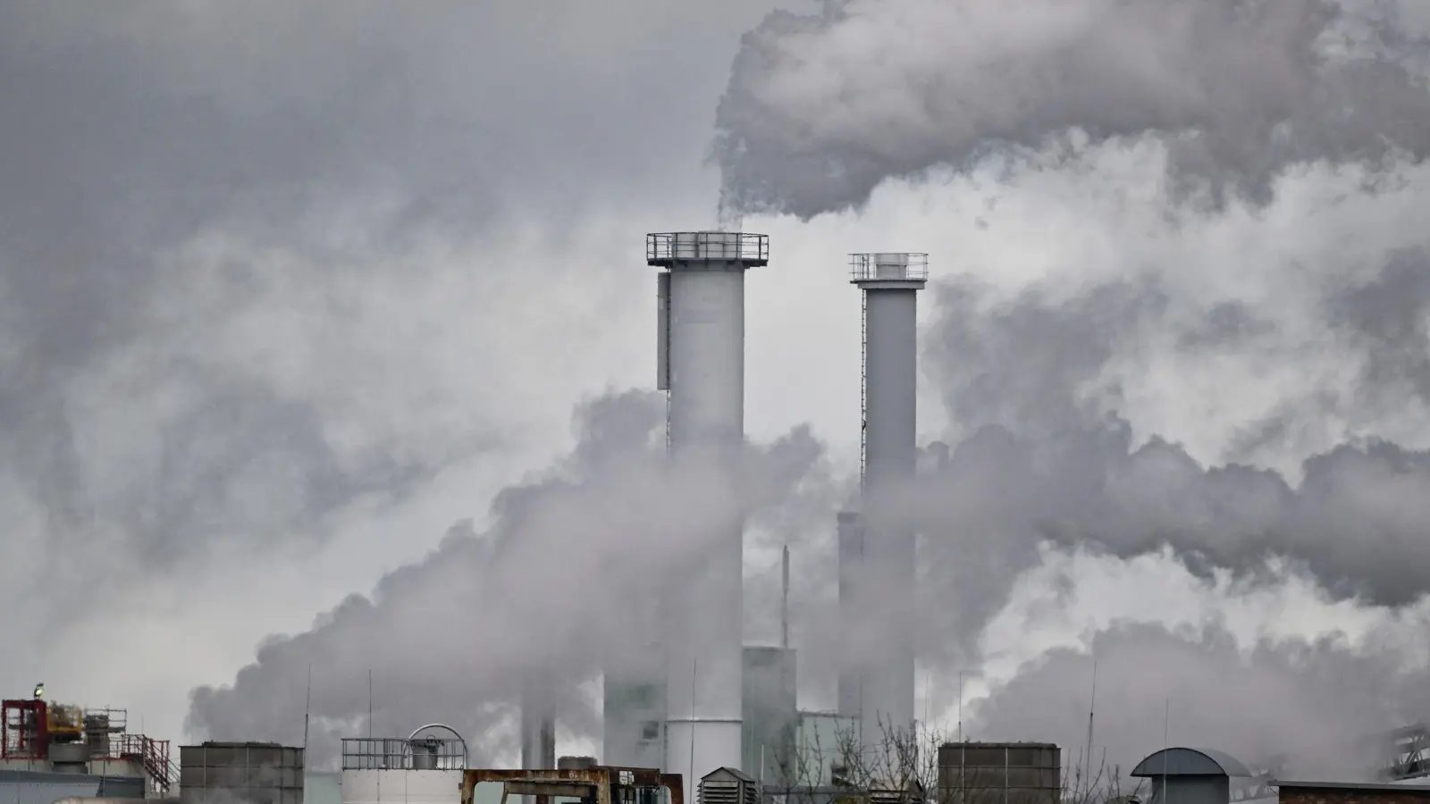 Die Idee hinter dem Emissionshandelssystem: Wer mehr Treibhausgase ausstößt, braucht auch mehr Zertifikate. (Archivbild) (Foto: Patrick Pleul/dpa)