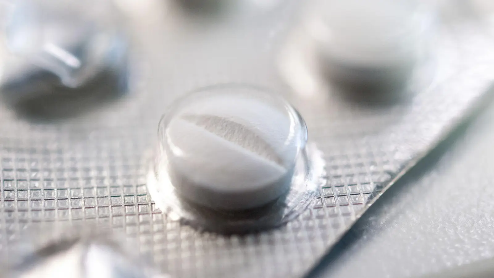 Medikamente gegen Flugangst unterliegen im Ausland unterschiedlichen Einfuhrbestimmungen: Nicht alle Mittel sind überall erlaubt. (Foto: Andrea Warnecke/dpa-tmn)