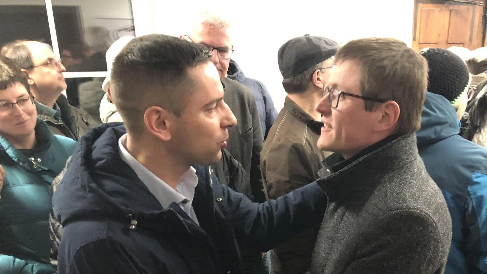 Sven Waidmann (links) ist der neue Bürgermeister von Bechhofen. Sein Mitbewerber Thorsten Müller (rechts) war nach dem Bekanntwerden des Ergebnisses einer der ersten Gratulanten. (Foto: Johannes Flierl)