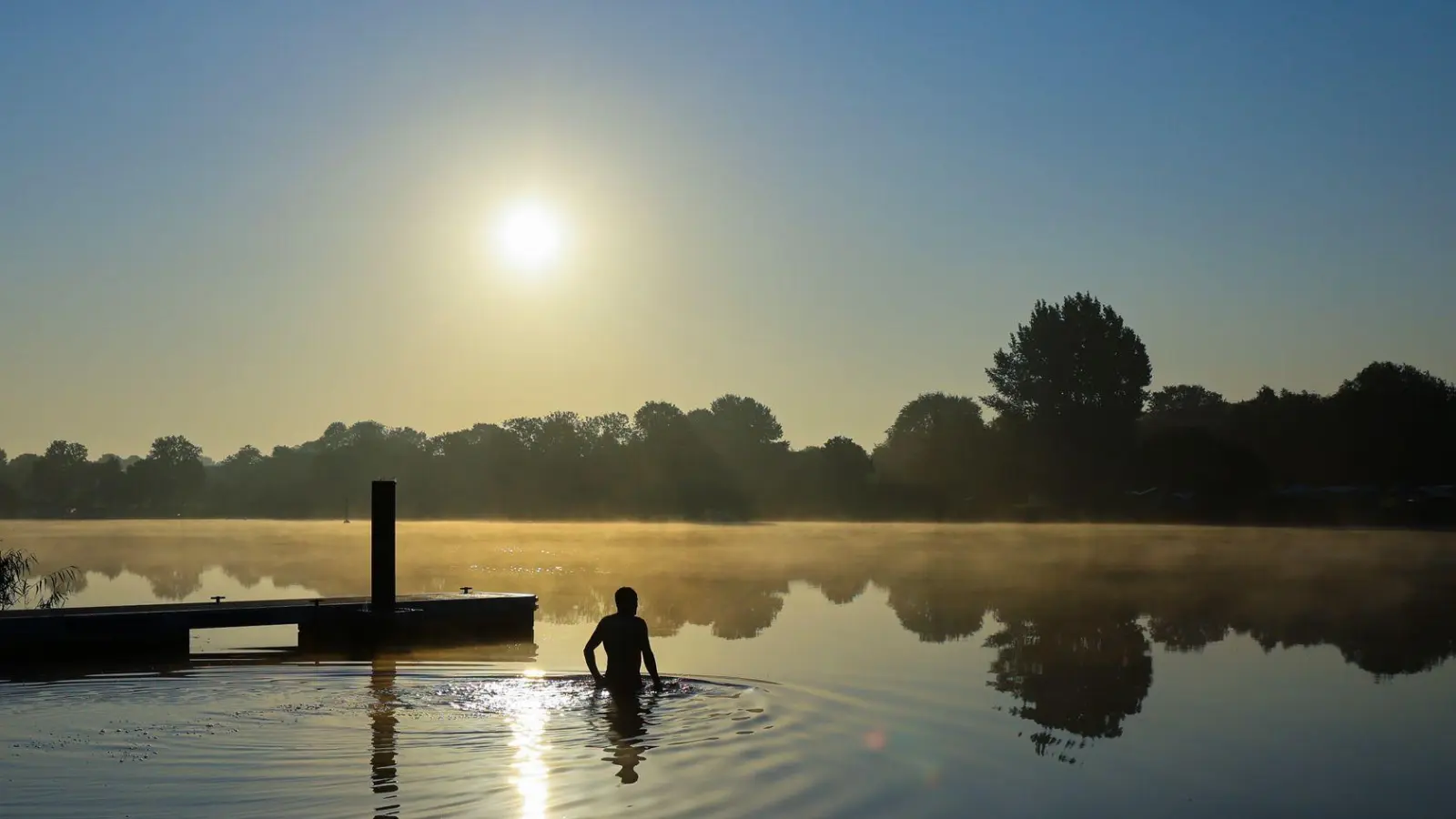 Bei weit über 30 Grad ist Abkühlung willkommen. (Foto: Christian Charisius/dpa)