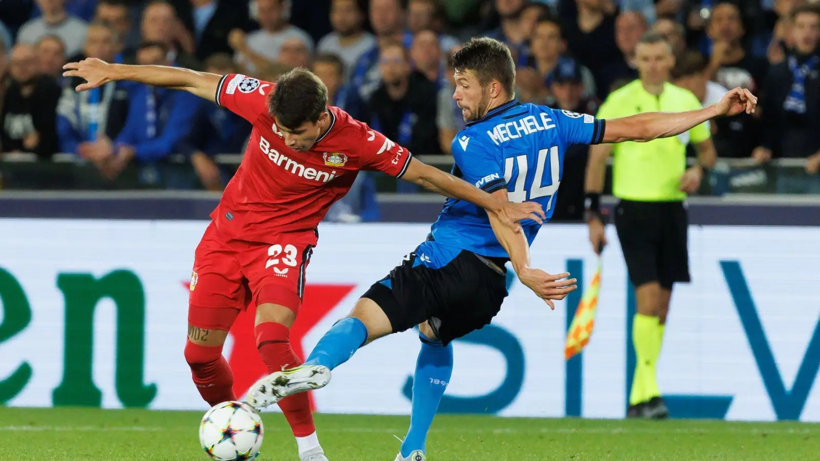 Der Leverkusener Adam Hlozek kämpft mit Brandon Mechele (r) vom FC Brügge um den Ball. (Foto: Kurt Desplenter/BELGA/dpa)