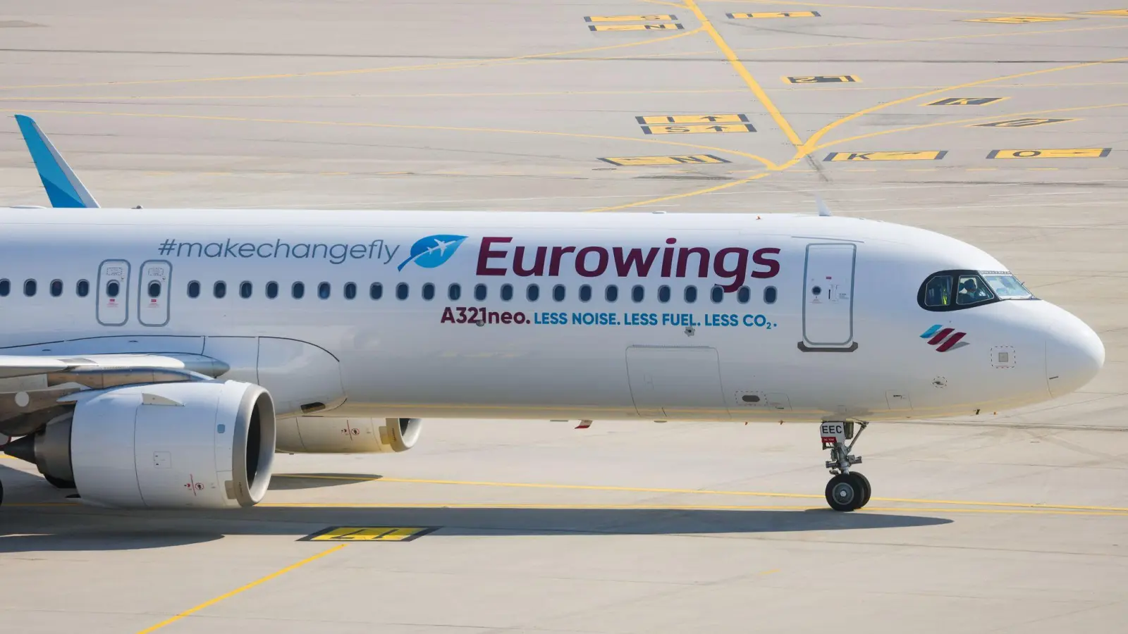Wegen der hohen Nachfrage fliegt Eurowings zusätzliche Verbindungen nach Westeuropa. (Archivbild) (Foto: Christoph Schmidt/dpa)