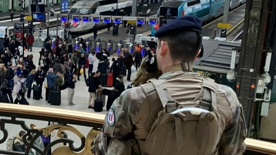 Soldaten patrouillieren nach einer Messerattacke im Pariser Hauptbahnhof Gare de Lyon, bei der drei Menschen verletzt worden sind. (Foto: Christophe Ena/AP/dpa)