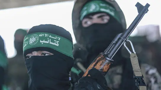 Kämpfer des militärischen Flügels der Hamas (Archivbild). (Foto: Mohammed Talatene/dpa)