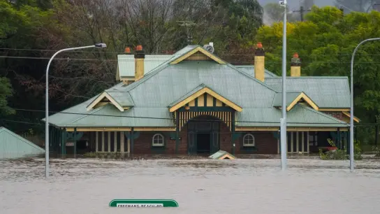 Ein Gebäude in Australien steht nach starken Regenfällen unter Wasser. (Foto: Mark Baker/AP/dpa)
