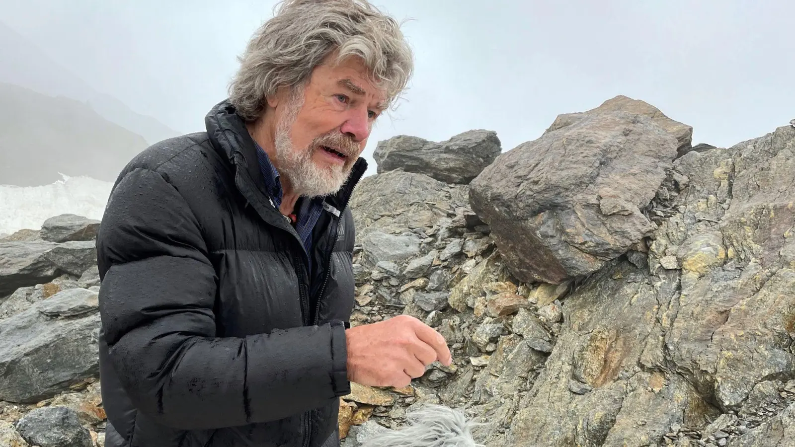 Extrem-Bergsteiger Reinhold Messner bei einem Interview am Fundort der Gletschermumie Ötzi. (Foto: Matthias Röder/dpa/Archivbild)