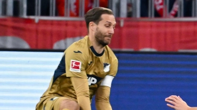 Der FC Bayern beschäftigt sich laut einem Medienbericht mit Oliver Baumann (links). (Archivbild) (Foto: Sven Hoppe/dpa)