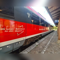 Von Gleis 1 in Rothenburg fahren morgens viele Schülerinnen und Schüler in Richtung Steinach. (Foto: Anna Franck)