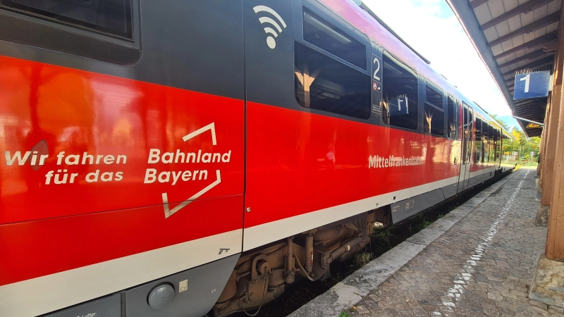 Von Gleis 1 in Rothenburg fahren morgens viele Schülerinnen und Schüler in Richtung Steinach. (Foto: Anna Franck)