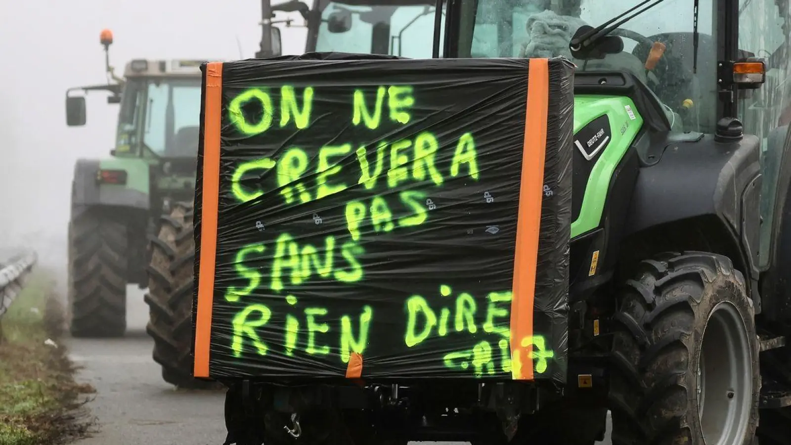 „Wir werden nicht sterben, ohne ein Wort zu sagen“ - auch in Frankreich brodeln Bauernproteste. (Foto: Fred Scheiber/AP/dpa)