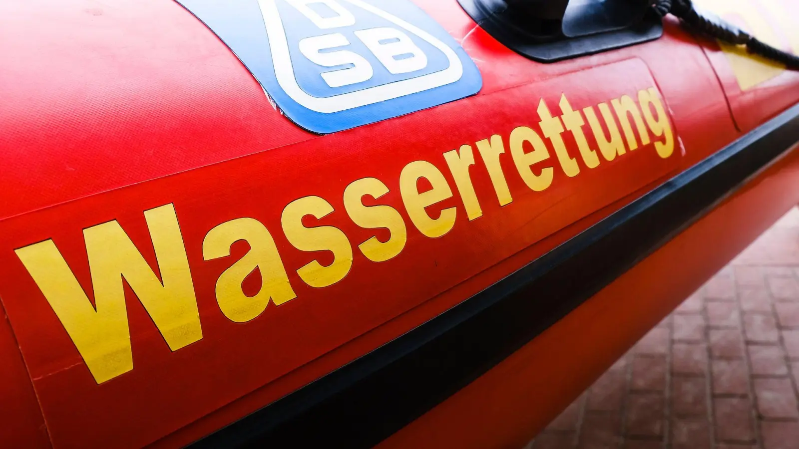 Kräfte der Wasserrettung brachten die leblose Frau ans Ufer. (Symbolbild) (Foto: Frank Molter/dpa)