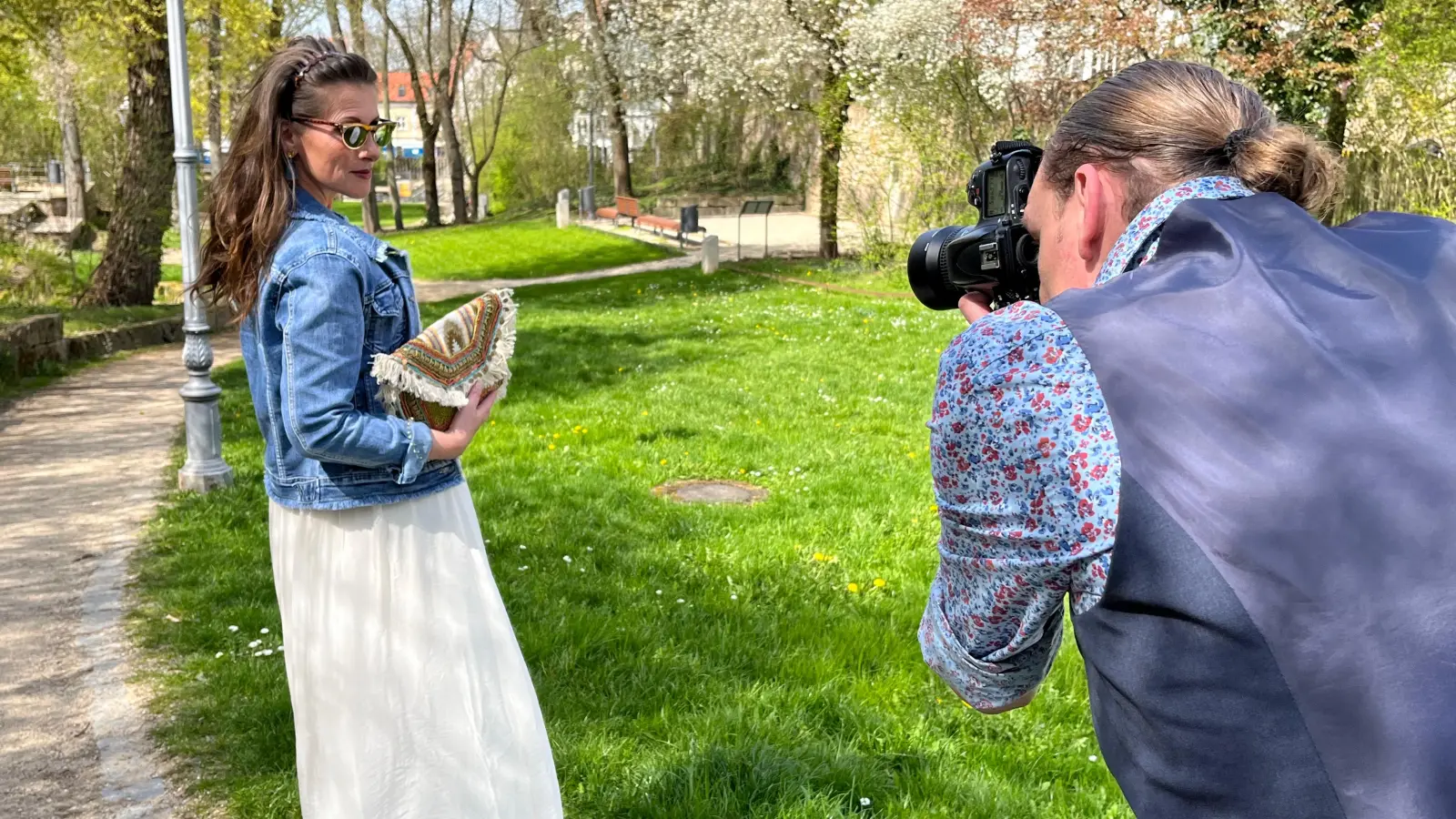 Fotograf Thomas Stegmeier fokussiert bei einem Termin in Ansbach die Sängerin Carmen Lehmann. Mit der zauberhaften Altstadt könne ihre Stadt Crailsheim nicht mithalten, findet die Künstlerin. (Foto: Paul Wiese)