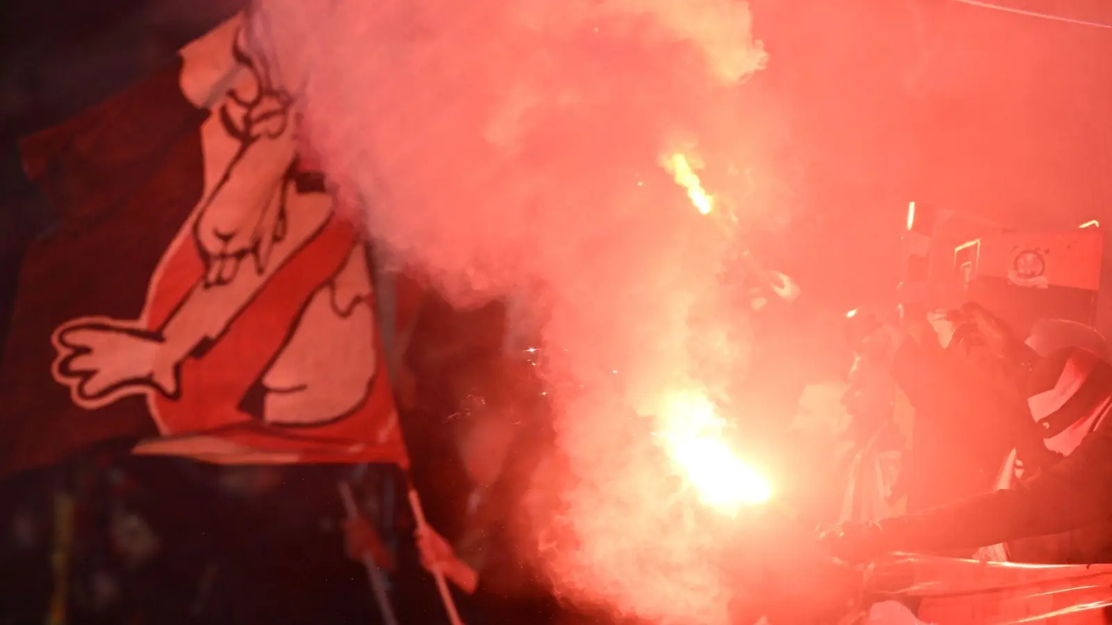 Für von Fans gezündete Pyrotechnik unter anderem im DFB-Pokalspiel gegen den 1. FC Köln muss Bayer Leverkusen zahlen. (Foto: Federico Gambarini/dpa)