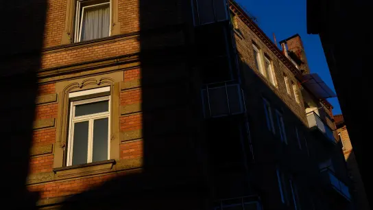 Die Sonne scheint zwischen zwei Häusern auf Fenster von Wohnungen. (Foto: Sebastian Gollnow/dpa)