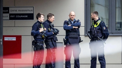 Am Donnerstag verletzte ein Schüler vier Mitschüler mit Messerstichen. Die Polizei überwachte daraufhin das Gymnasium. (Foto: Christoph Reichwein/dpa)