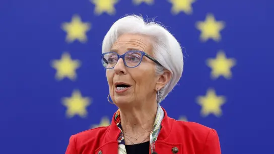 Christine Lagarde, Präsidentin der Europäischen Zentralbank, hält eine Rede im EU-Parlament. (Foto: Jean-Francois Badias/AP/dpa)