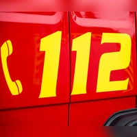 Die Feuerwehr rückte am Freitag zur Sporthalle in Marktbergel an. (Symbolbild: Daniel Vogl/dpa)