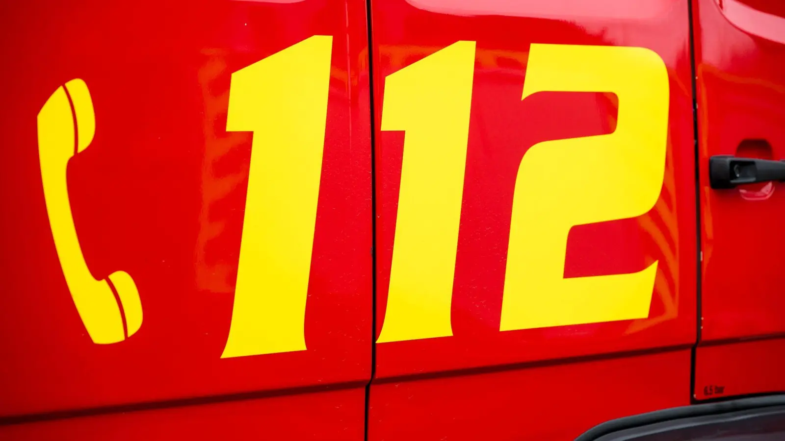 Passanten und Passantinnen nahmen der Feuerwehr am Mittwochnachmittag bei einem Autobrand in Ansbach den Großteil der Arbeit ab. (Symbolbild: Daniel Vogl/dpa)