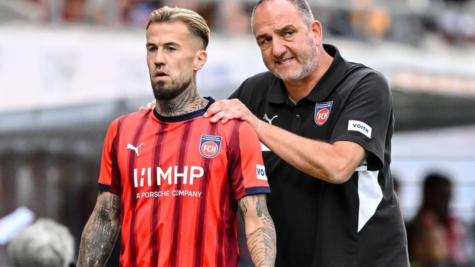 Trainer Frank Schmidt (r.) war mit seinem Team gegen Wolfsburg alles andere als zufrieden. (Foto: Harry Langer/dpa)