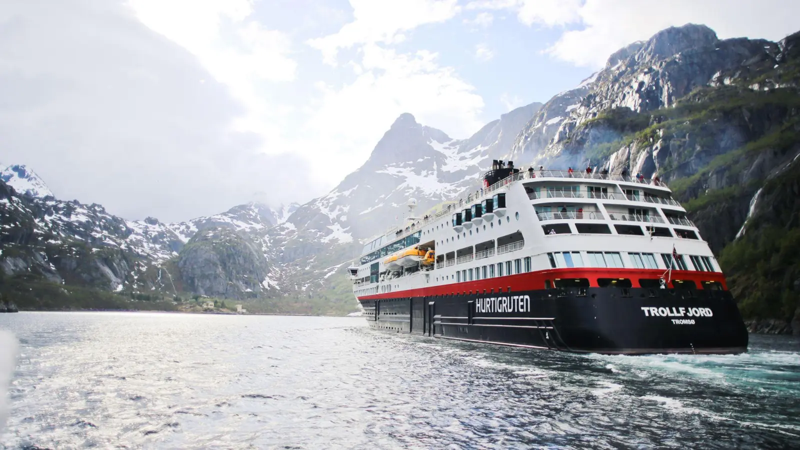 Das Hurtigruten-Postschiff MS Trollfjord soll in der ersten Jahreshälfte 2023 renoviert werden und dann die Spitzbergen- und die Nordkap-Linie fahren. (Foto: Hurtigruten Norway/dpa-tmn)