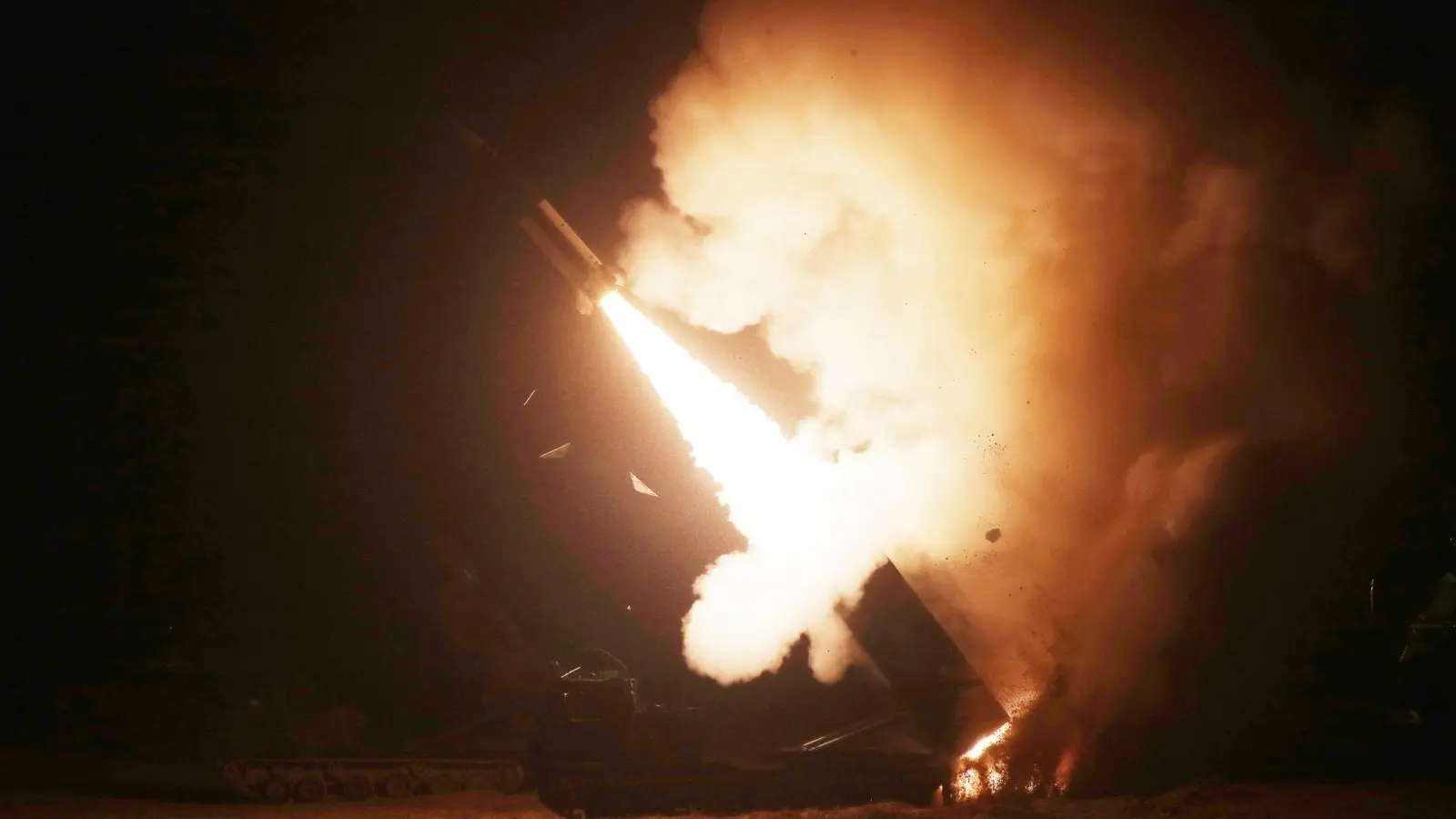Eine Rakete wird während einer gemeinsamen Militärübung zwischen den USA und Südkorea abgefeuert. (Foto: Uncredited/South Korea Defense Ministry/AP/dpa)