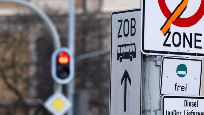 Ein Schild mit der Aufschrift „Umwelt Zone” und „Diesel (außer Lieferverkehr und Anwohner) erst ab Euro 5/V frei” steht an einer Zufahrt zur Landshuter Allee. (Foto: Sven Hoppe/dpa)