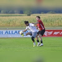Alberto Ramic (links, in einem anderen Spiel) erzielte das 1:1 für Neuses, am Ende zog jedoch Burgoberbach mit 2:1 in die zweite Pokalrunde ein. (Foto: Martin Rügner)
