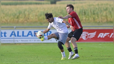Alberto Ramic (links, in einem anderen Spiel) erzielte das 1:1 für Neuses, am Ende zog jedoch Burgoberbach mit 2:1 in die zweite Pokalrunde ein. (Foto: Martin Rügner)