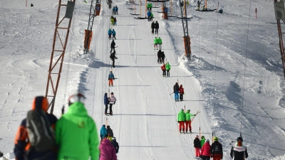 Hinauf im Doppelpack: Bei Zweier-Schleppliften sollte man umso mehr aufpassen - sonst reißt man nicht nur sich, sondern auch den Mitfahrer um. (Foto: Angelika Warmuth/dpa/dpa-tmn)
