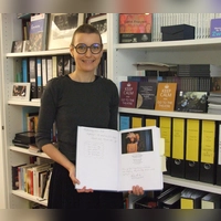 Dr. Maria Wüstenhagen, stellvertretende Intendantin, Dramaturgin und Kulturbüro-Leiterin, freut sich über das positive Feedback, das im Gästebuch der Kreuzgangspiele dokumentiert ist. (Foto: Jasmin Kiendl)