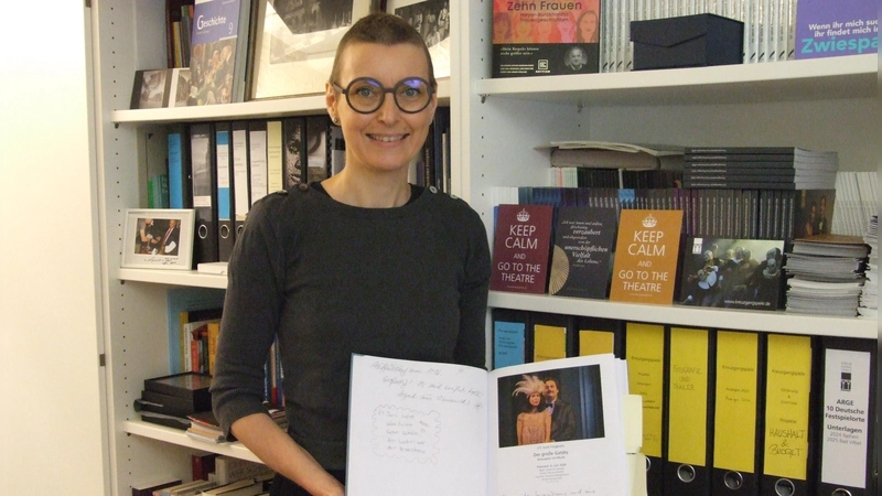 Dr. Maria Wüstenhagen, stellvertretende Intendantin, Dramaturgin und Kulturbüro-Leiterin, freut sich über das positive Feedback, das im Gästebuch der Feuchtwanger Kreuzgangspiele dokumentiert ist. (Foto: Jasmin Kiendl)