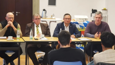 Johannes Meier (AfD), Harry Scheuenstuhl (SPD), Werner Stieglitz (CSU) und Christian Zwanziger (Bündnis 90/Die Grünen) stellten sich einem kleinen Teil der insgesamt fast 200 Fragen, welche die Zwölftklässler und Zwölftklässlerinnen zum Abschluss des Planspiels Landtag für die Abgeordneten gesammelt hatten. (Foto: Ulli Ganter)