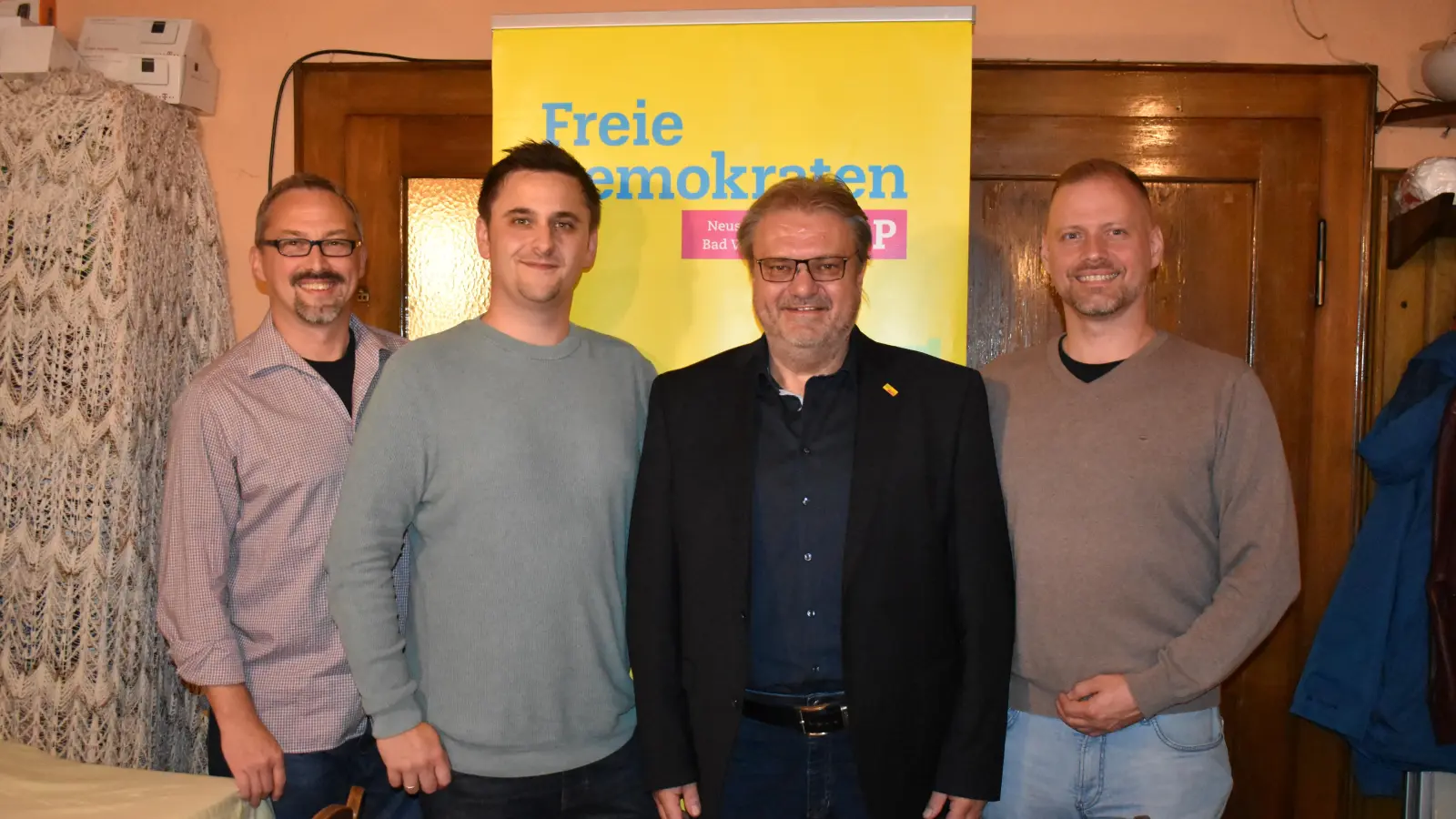 FDP-Kreisvorsitzenden Johannes Lösch (rechts) freute sich, dass der Neustädter Ortsverein wieder ein neues Vorstandsteam hat. Dem gehören unter anderem – von links – Stefan Dallendörfer, Peter Schemm und Gerd Scheuenstuhl an. (Foto: Ute Niephaus )