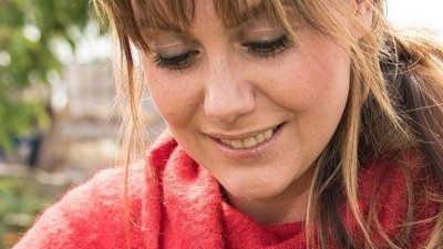 Organische Gartenabfälle gehören in die Biotonne - logisch! Kunststoff-Übertöpfe hingegen zählen nicht als Verpackung und dürfen daher nicht in die Gelbe Tonne, sondern in den Restmüll. (Foto: Robert Günther/dpa-tmn)